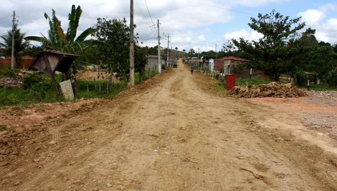 Camacã: Moradores do Brogodó felizes com o casacalhamento e patrolamento do bairro
